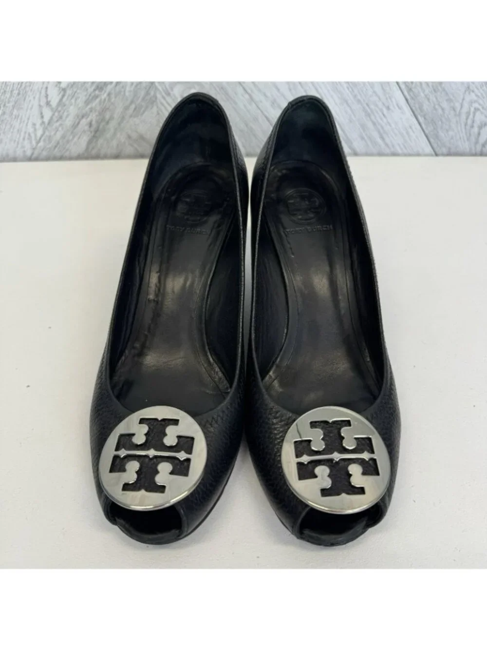 Tory Burch Sally 2 Black Leather Peep Toe Wedge Shoes Womens Size 10 Silver Logo